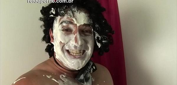  Comédia Pornô - Raimundo mostra para os internautas como fazer sexo tomando tortas na cara